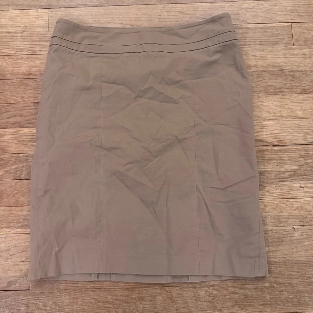 Loft tan knee length pencil skirt size 8 b70